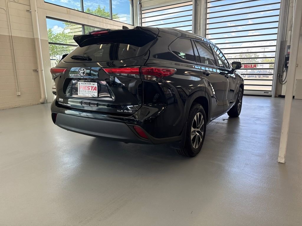 Used 2022 Toyota Highlander XLE image 3