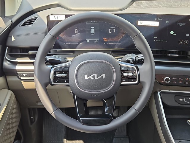 Used 2025 Kia Carnival FWD image 17