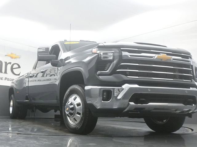 Used 2025 Chevrolet Silverado 3500 LTZ w/ LTZ Plus Package image 3