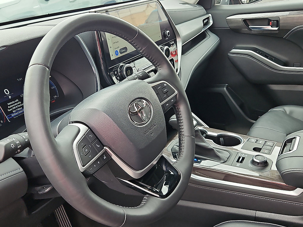 Used 2024 Toyota Highlander Platinum AWD/4WD image 12