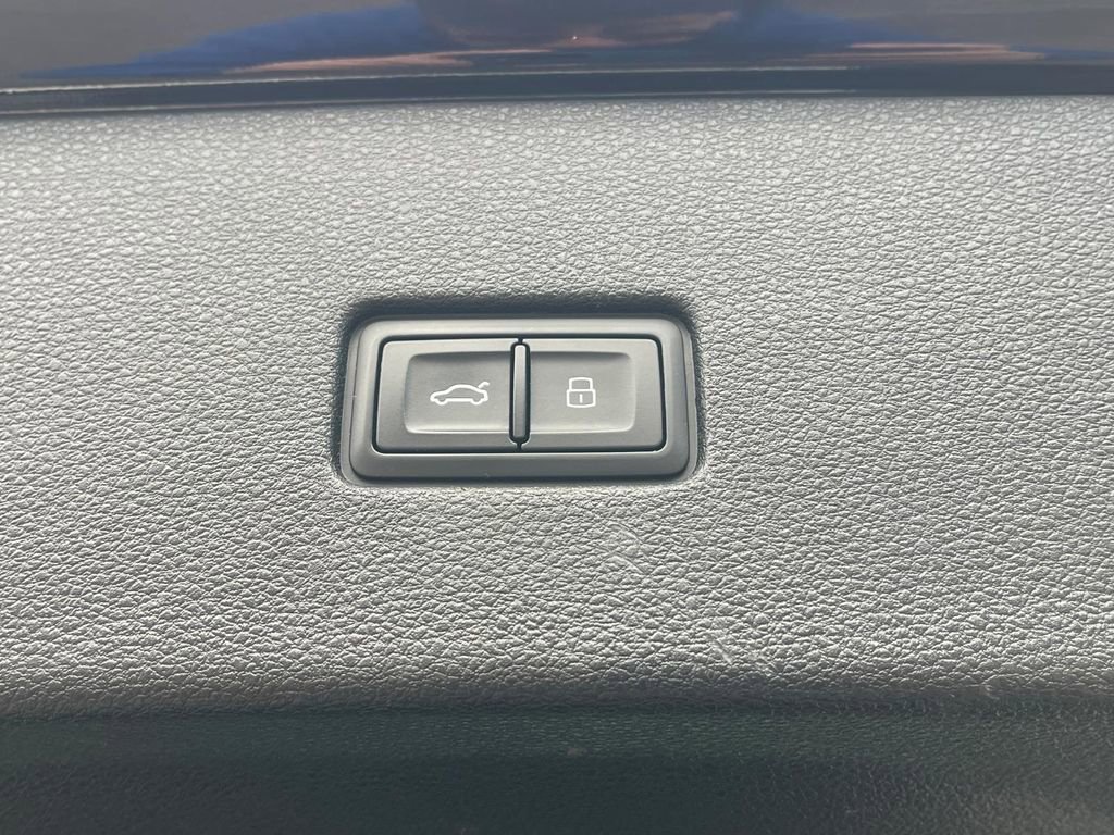 Used 2019 Audi Q8 Premium Plus w/ Premium Plus image 19