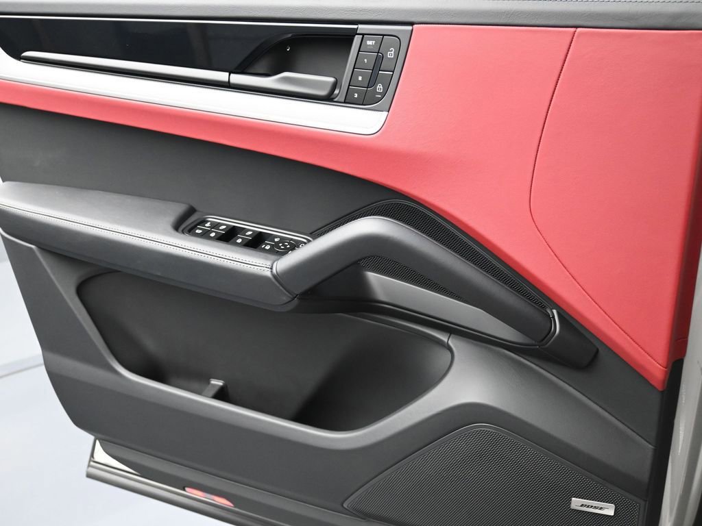 Certified 2025 Porsche Cayenne S image 24