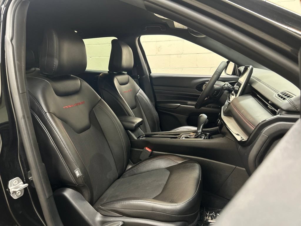 Used 2025 Jeep Compass Trailhawk AWD/4WD image 10