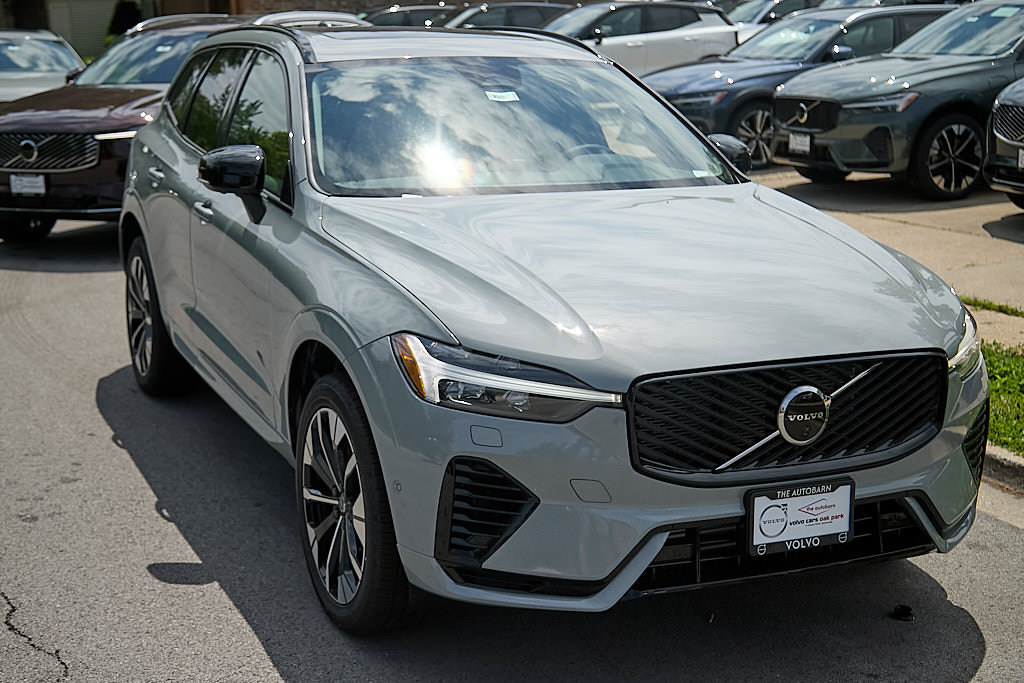 New 2026 Volvo XC60 T8 Plus w/ Climate Package PRO AWD/4WD image 4