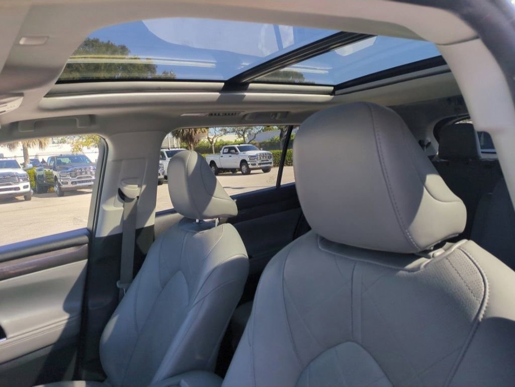 Used 2022 Toyota Highlander Platinum image 23