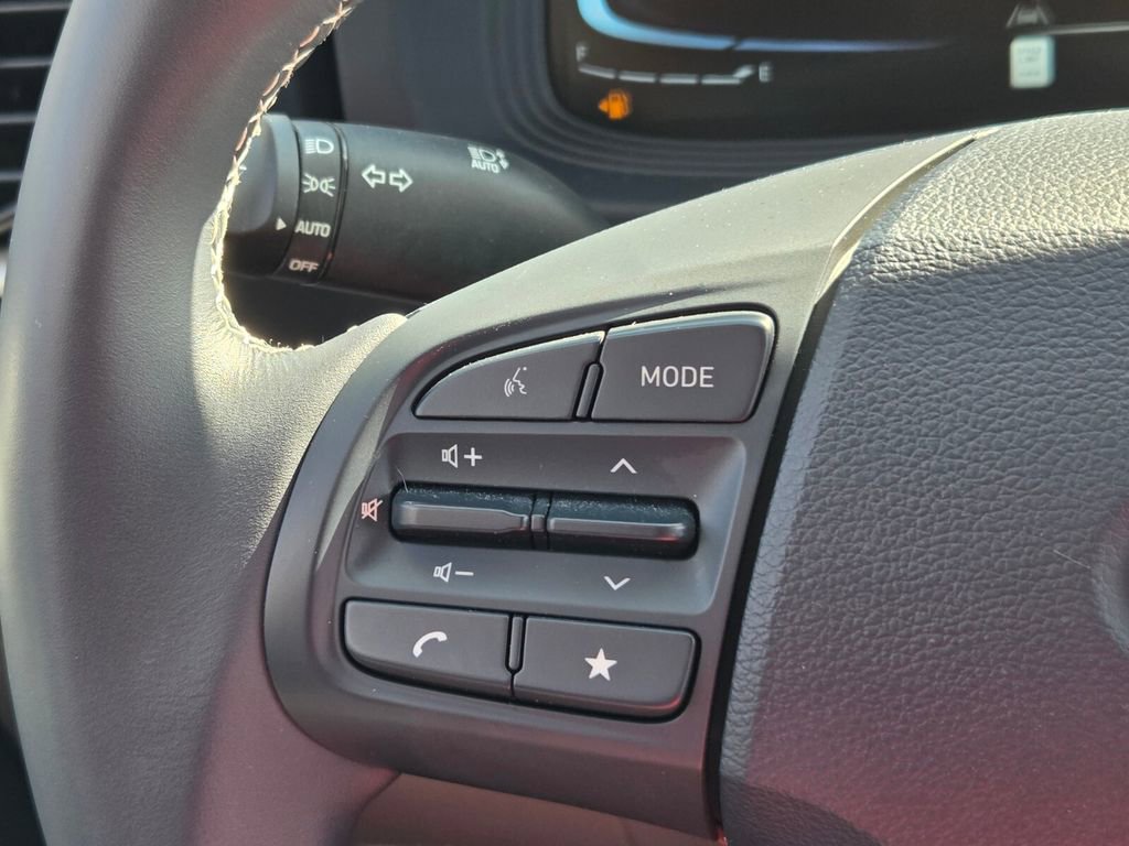 Used 2025 Hyundai Venue Limited image 27