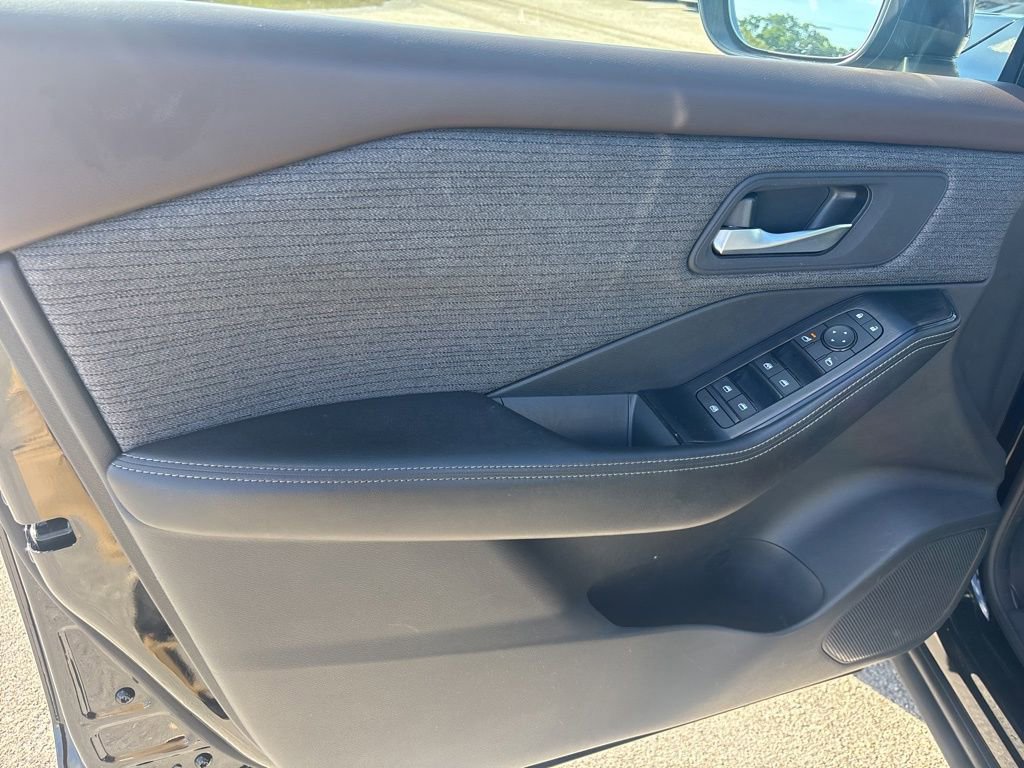 Used 2023 Nissan Rogue SV image 27