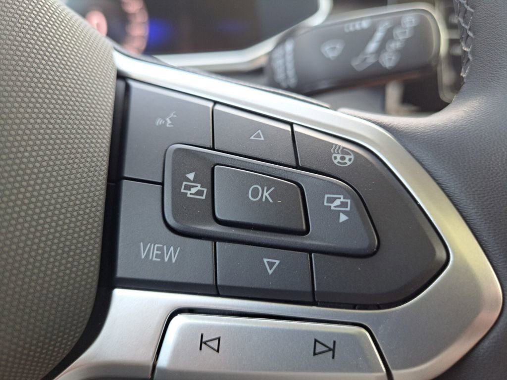 New 2025 Volkswagen Taos SE image 13