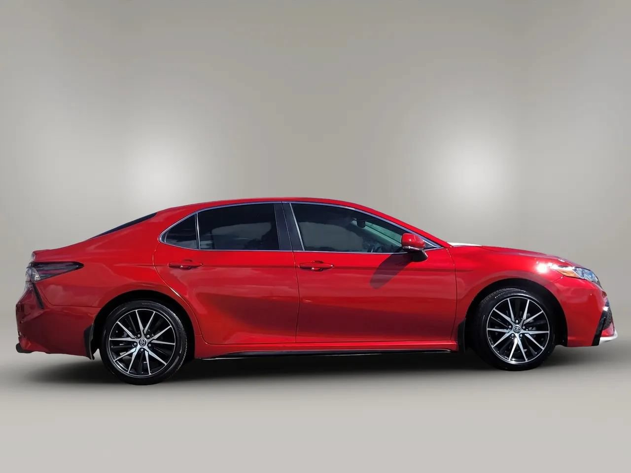 Used 2024 Toyota Camry SE w/ Convenience Package FWD image 5