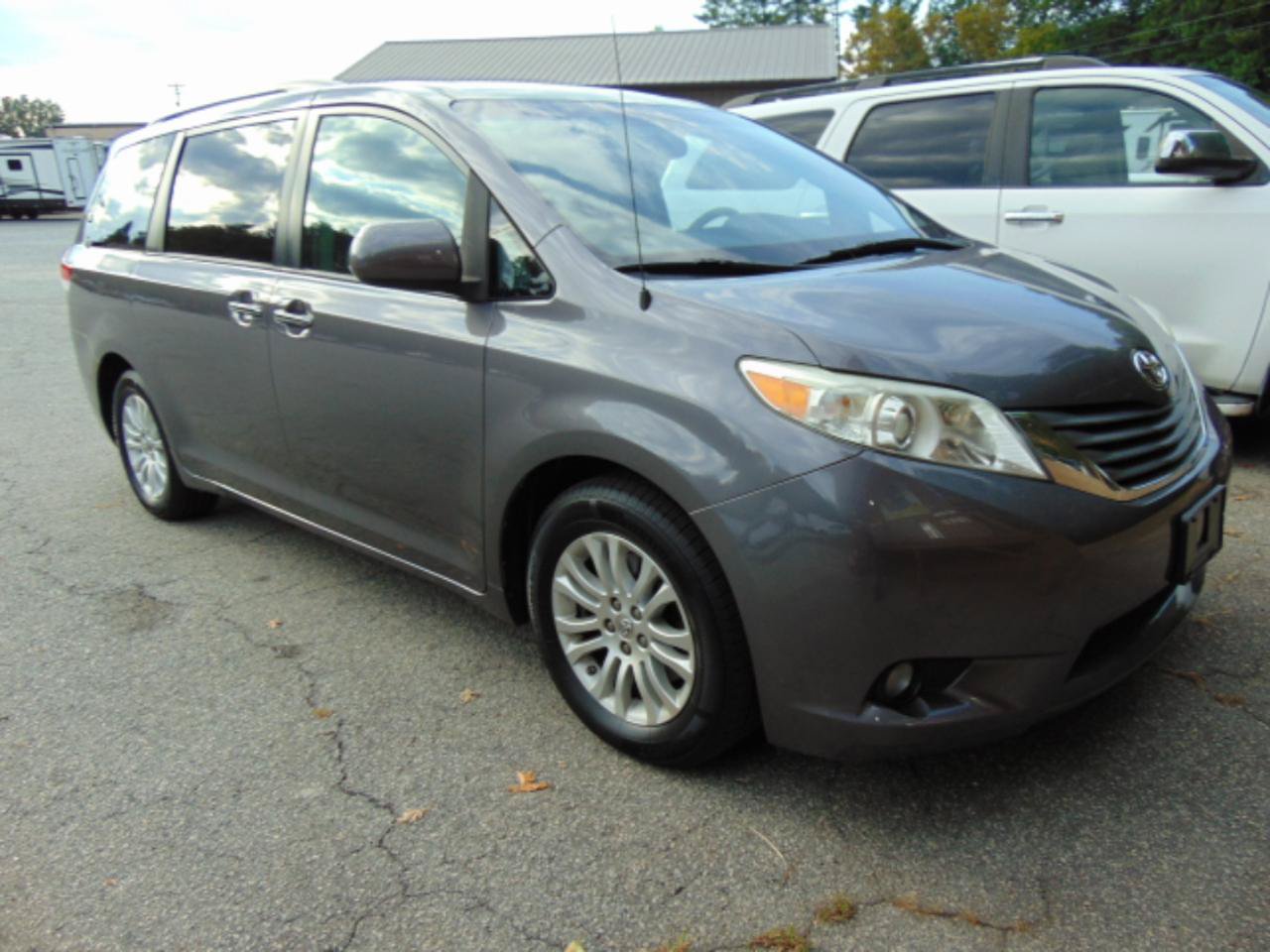 Used 2014 Toyota Sienna XLE w/ Entertainment Package FWD image 16