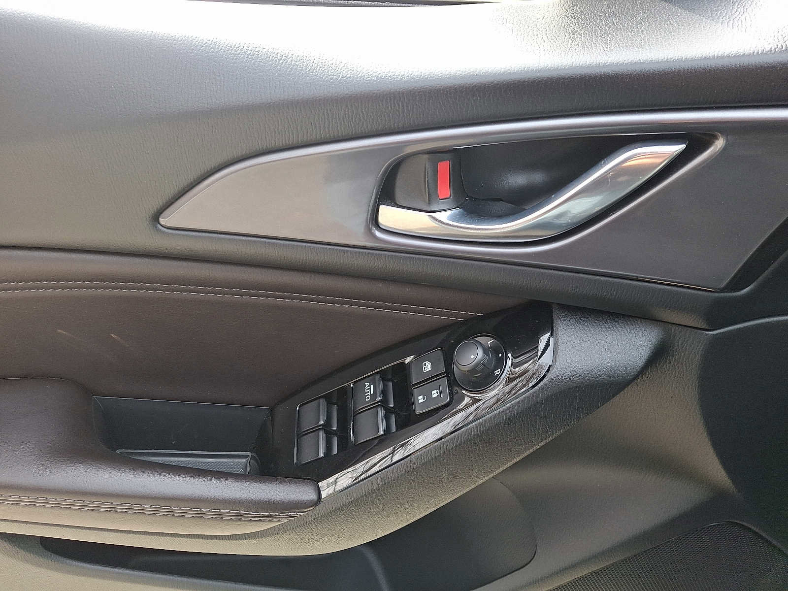 Used 2018 MAZDA MAZDA3 Grand Touring image 12