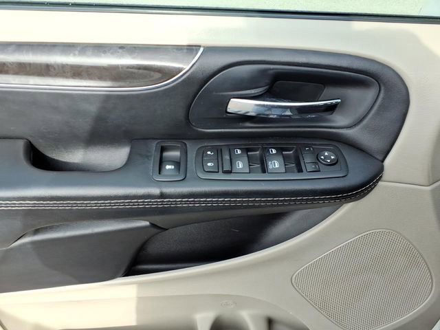 Used 2015 Chrysler Town & Country Touring image 3