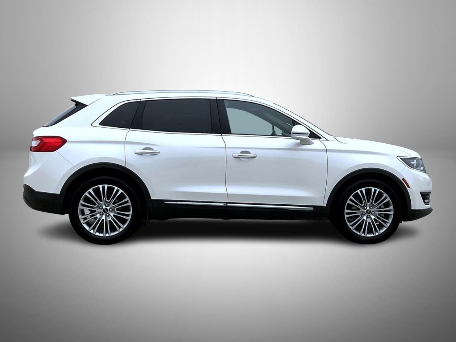 Used 2016 Lincoln MKX Reserve w/ Driver Assistance Package image 4