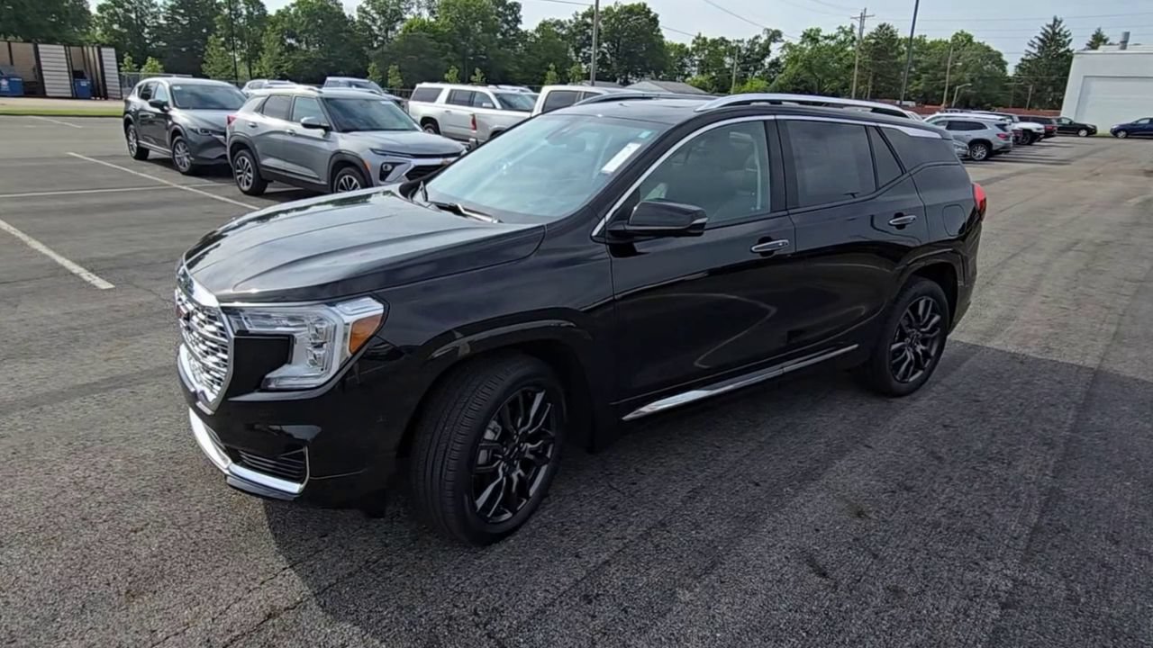 Used 2023 GMC Terrain Denali w/ Black Diamond Edition AWD/4WD image 4
