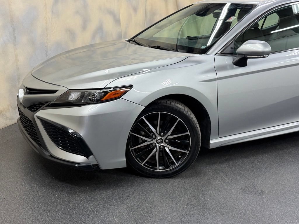 Used 2022 Toyota Camry SE FWD image 2