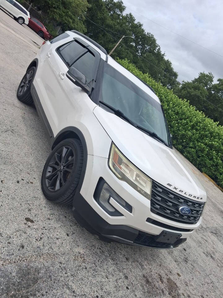 Used 2017 Ford Explorer XLT w/ Equipment Group 202A FWD image 2