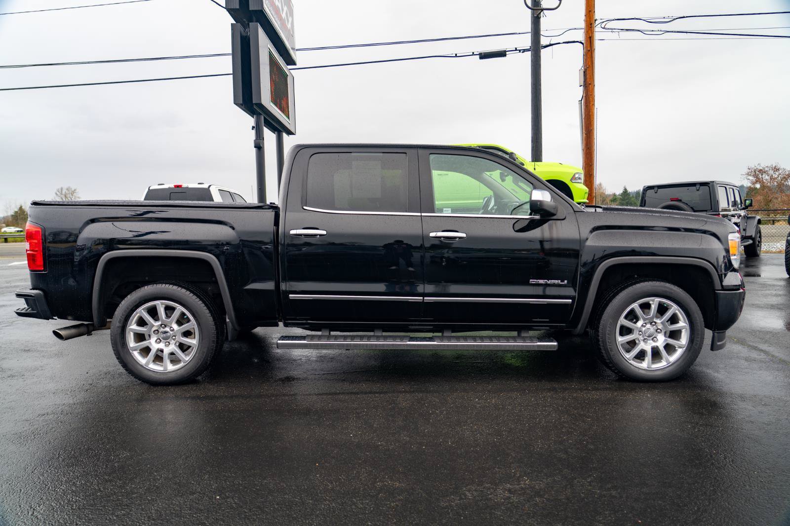 Used 2015 GMC Sierra 1500 Denali w/ Driver Alert Package AWD/4WD image 9
