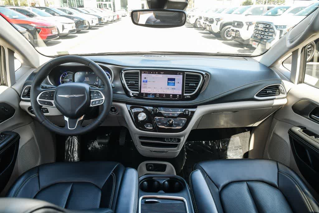 Used 2023 Chrysler Pacifica Touring-L FWD image 14