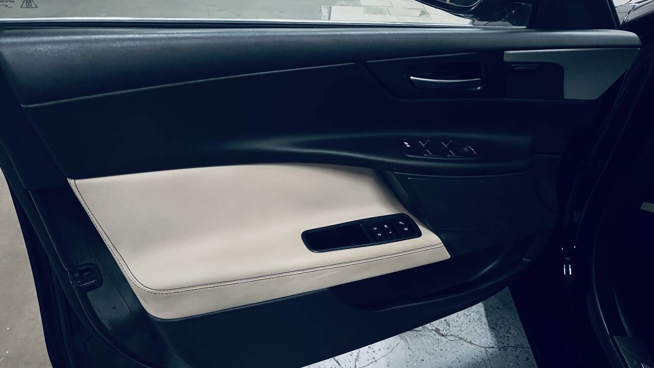 Used 2019 Jaguar XE Prestige image 34