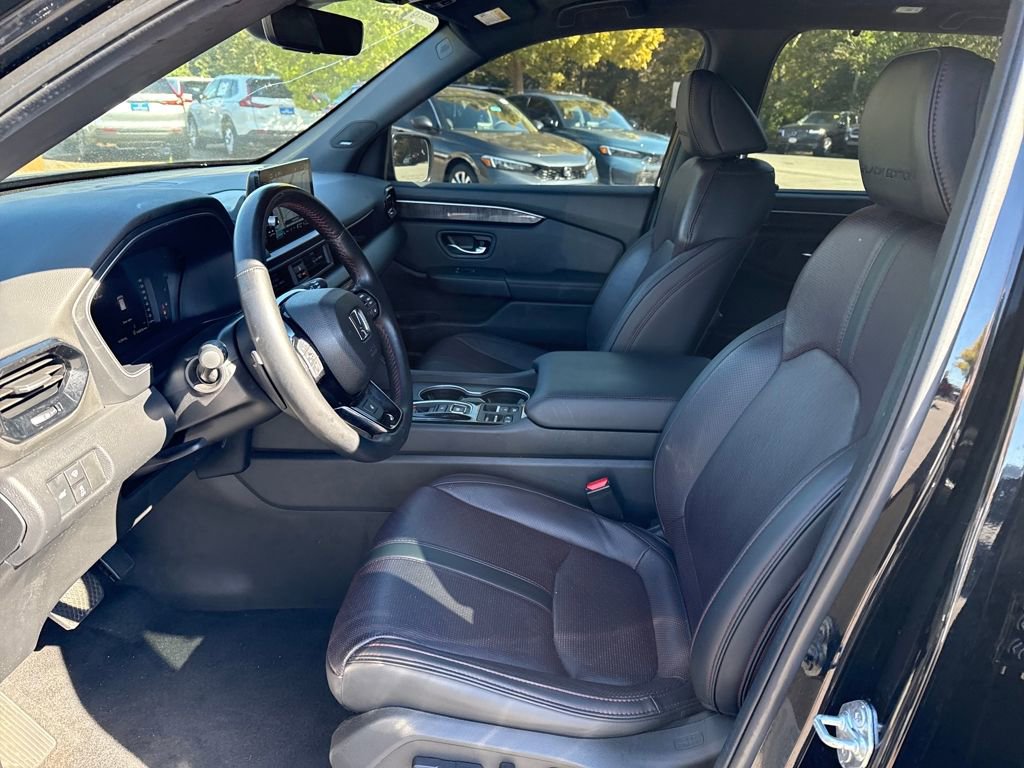 Used 2025 Honda Pilot Black Edition image 9