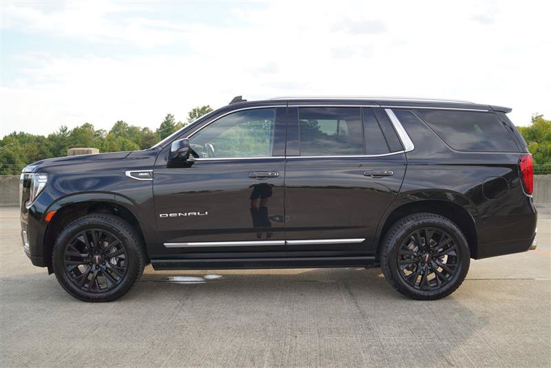 Used 2021 GMC Yukon Denali w/ Denali Premium Package AWD/4WD image 3