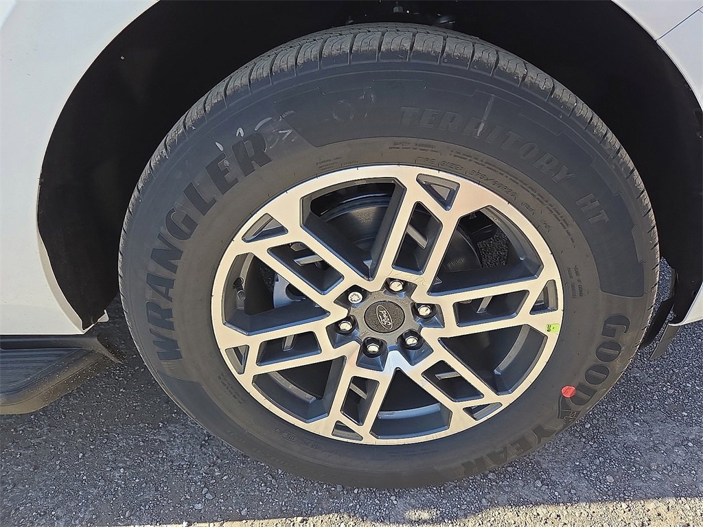 New 2025 Ford Expedition Active image 7