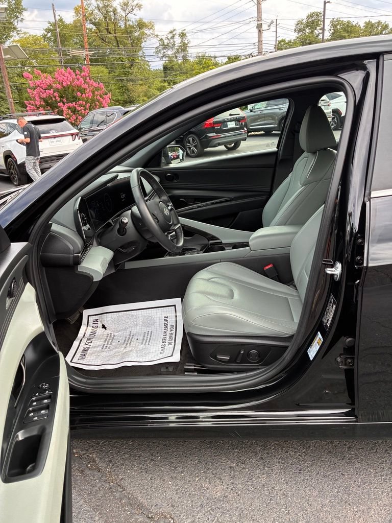 Used 2025 Hyundai Elantra Limited w/ Cargo Package FWD image 25
