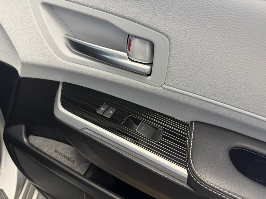 Used 2025 Toyota Sienna XSE FWD image 68