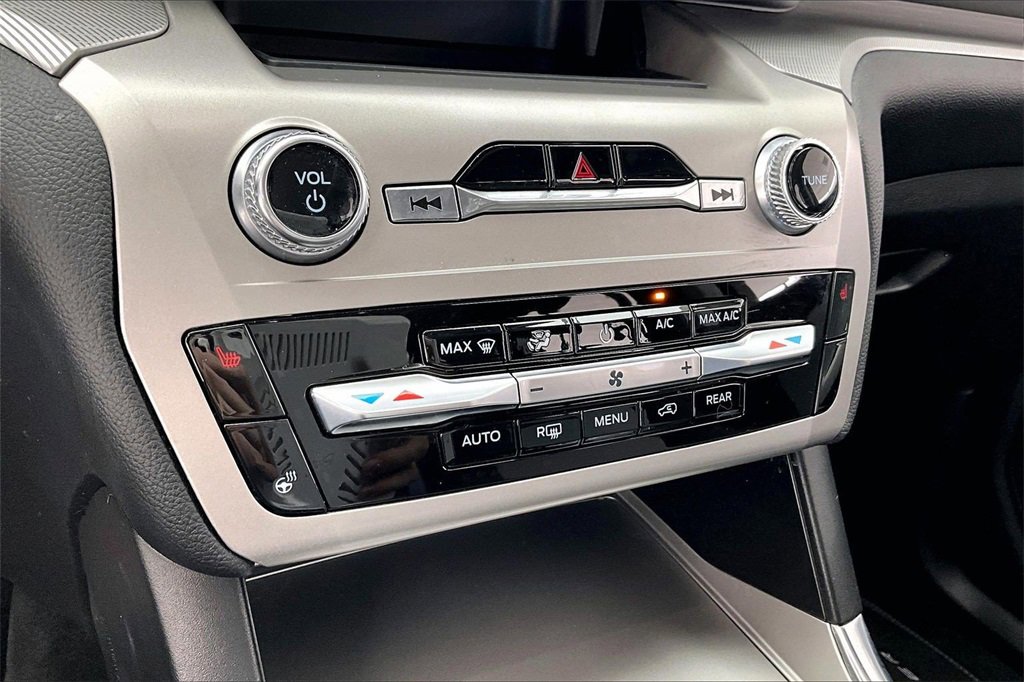 Used 2022 Ford Explorer XLT w/ Equipment Group 202A image 32