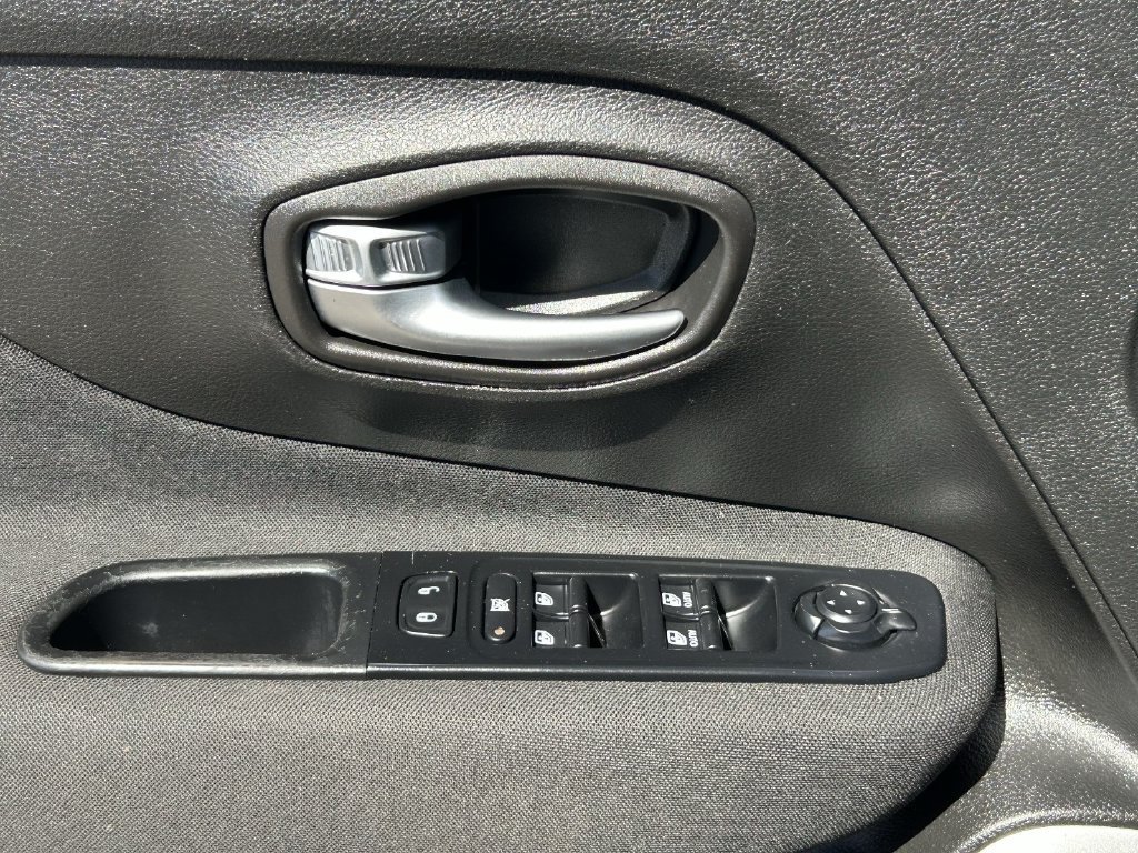 Used 2019 Jeep Renegade Sport w/ Sport Appearance Group AWD/4WD image 21