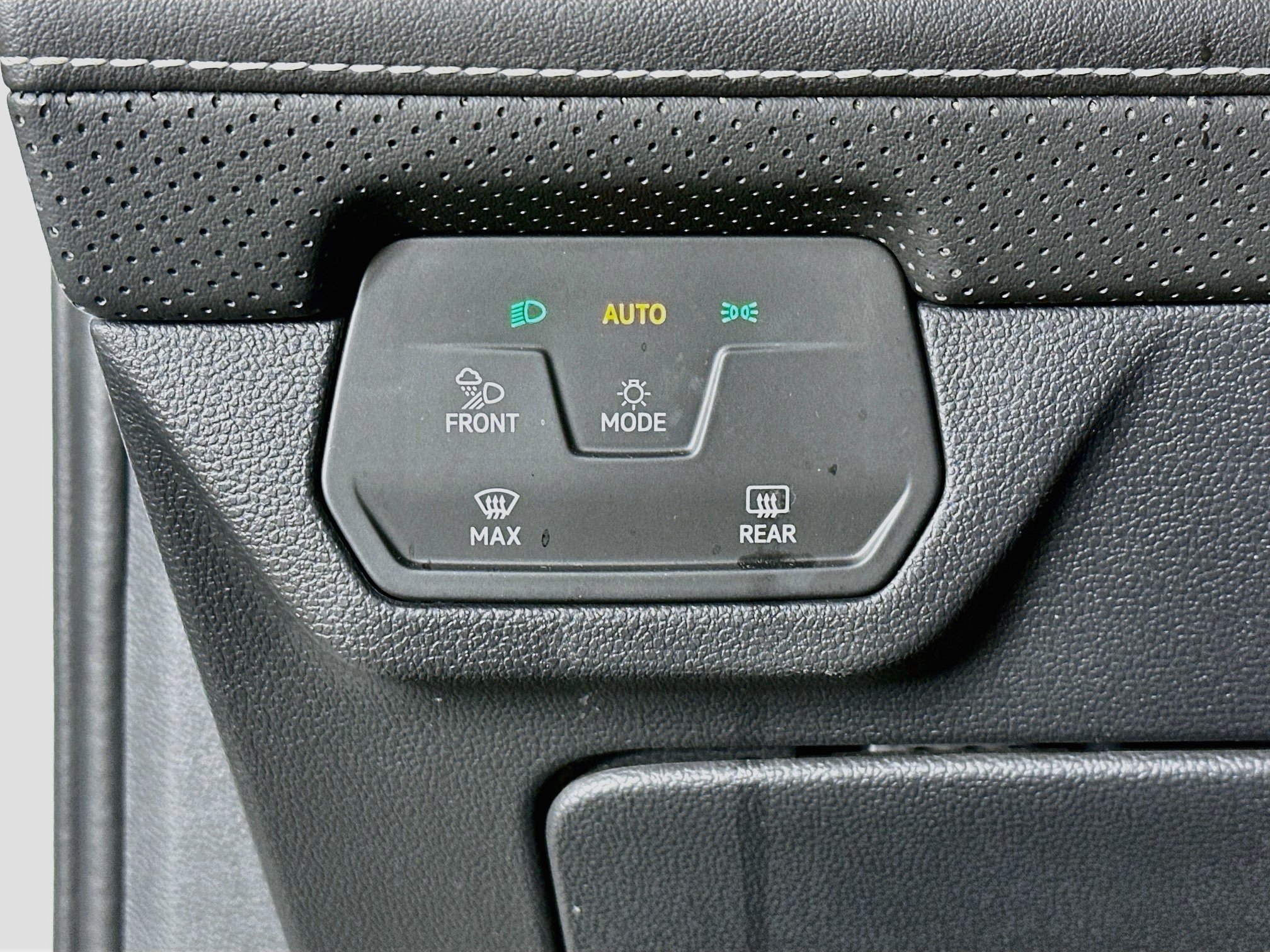 Used 2025 Volkswagen Atlas Cross Sport SE FWD image 17