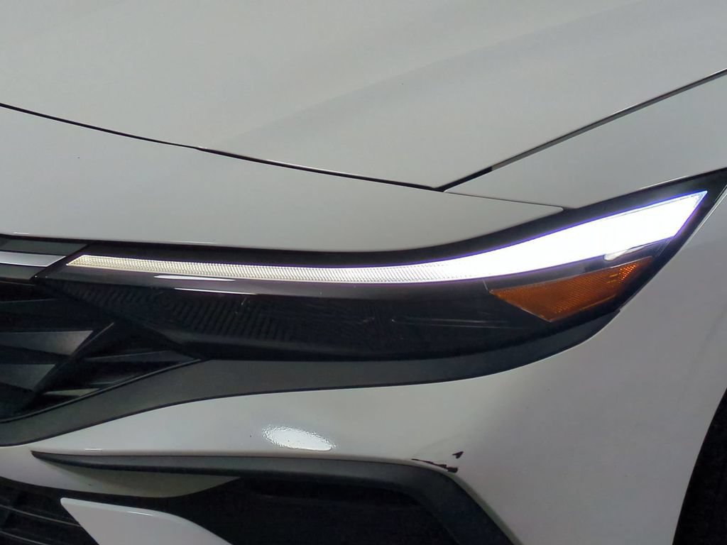 Used 2025 Hyundai Elantra SE FWD image 10