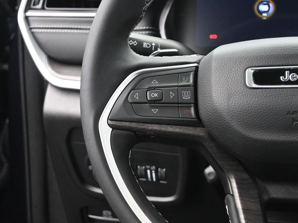 Used 2024 Jeep Grand Cherokee Limited w/ Luxury Tech Group II image 30