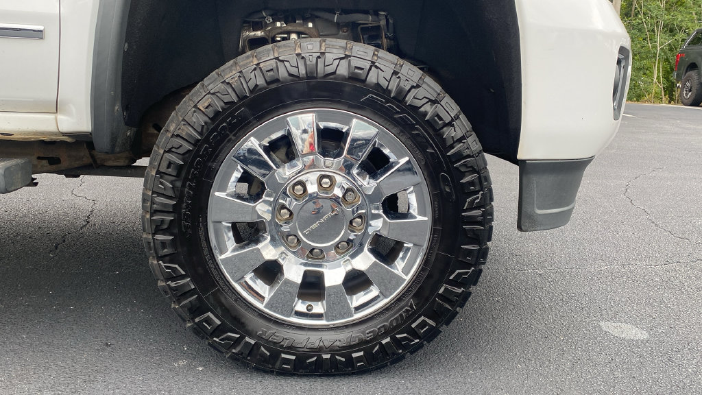 Used 2019 GMC Sierra 2500 Denali w/ Duramax Plus Package AWD/4WD image 10