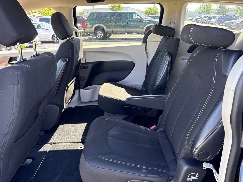 Used 2022 Chrysler Voyager LX FWD image 14