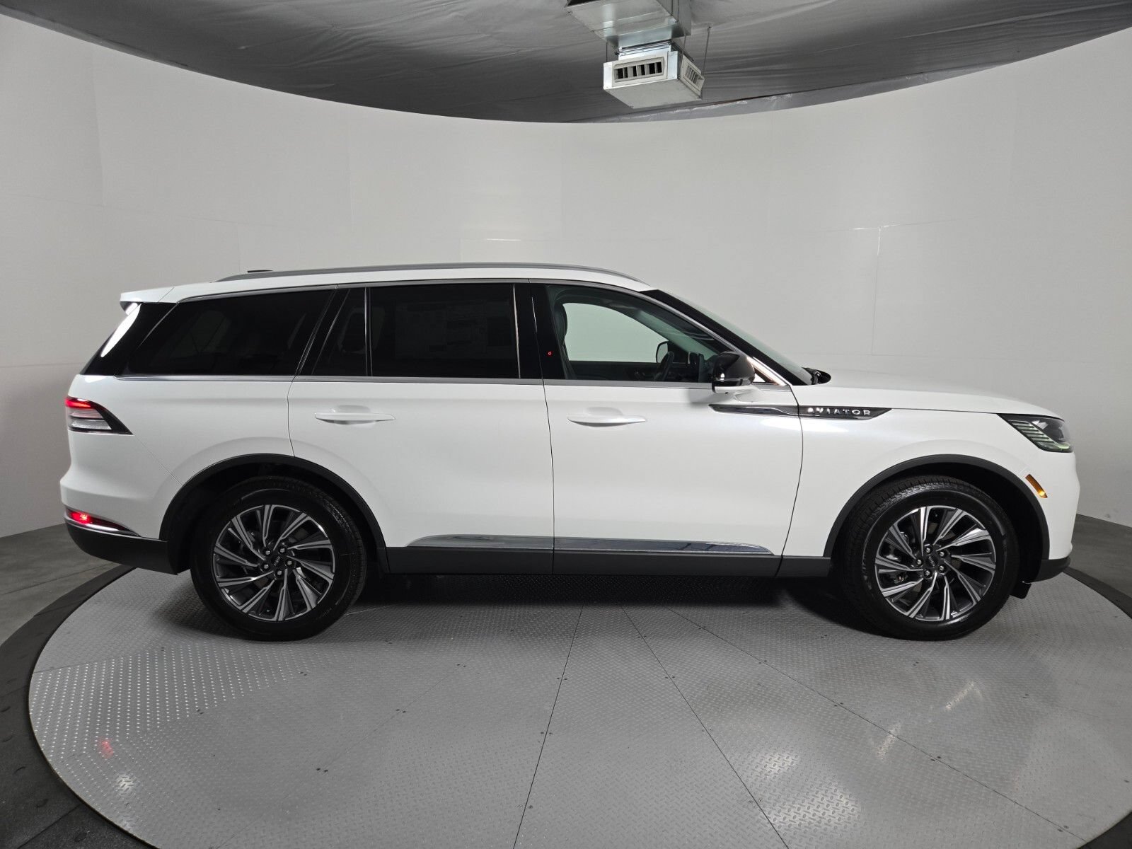 New 2026 Lincoln Aviator AWD image 3