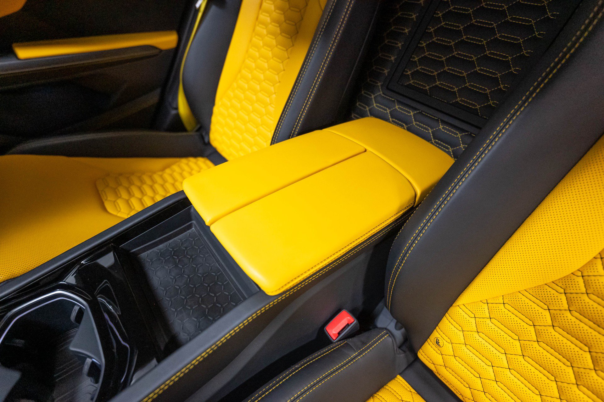 Used 2019 Lamborghini Urus AWD/4WD image 23