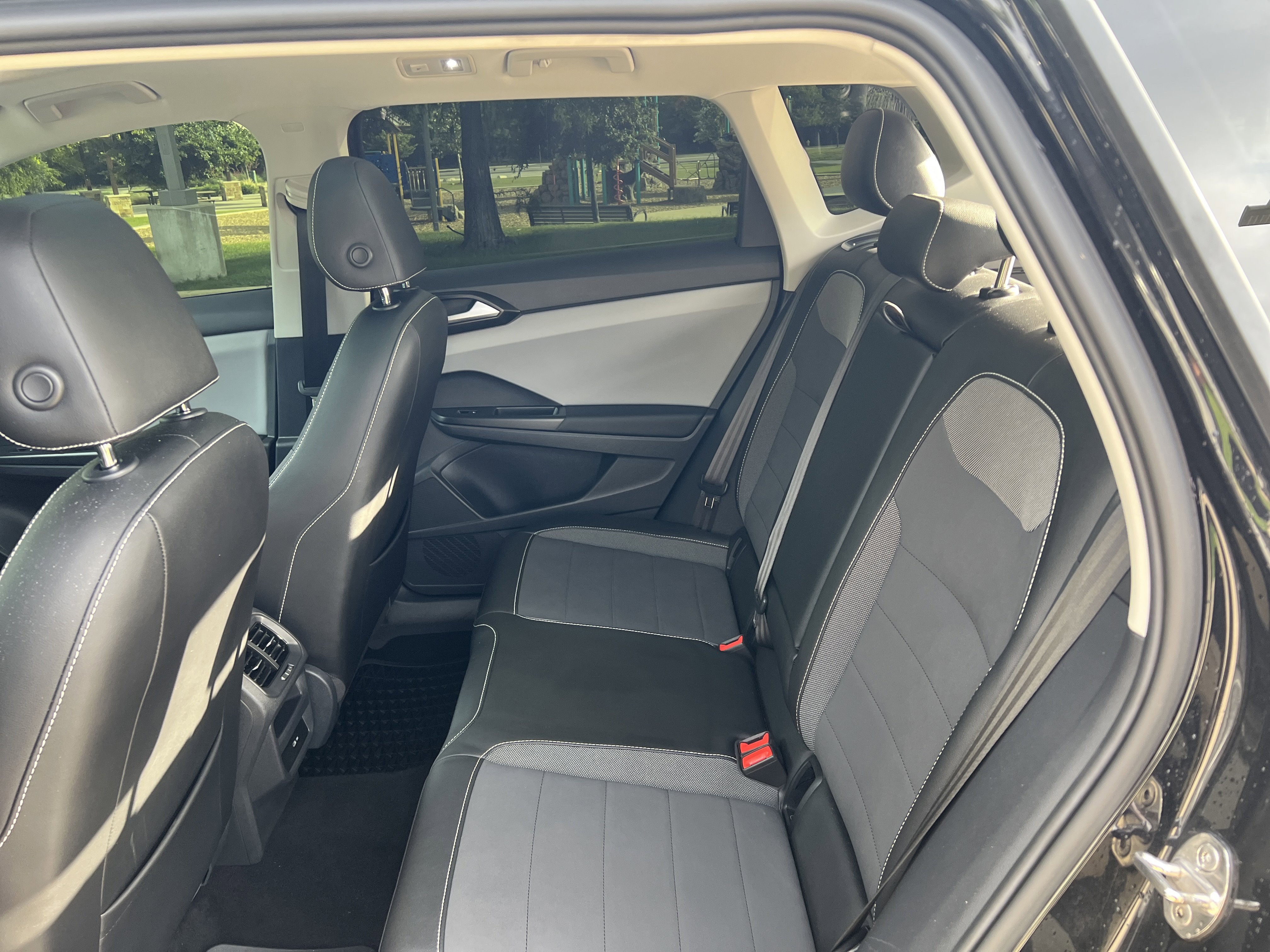 Used 2022 Volkswagen Taos SE w/ Panoramic Sunroof Package FWD image 29