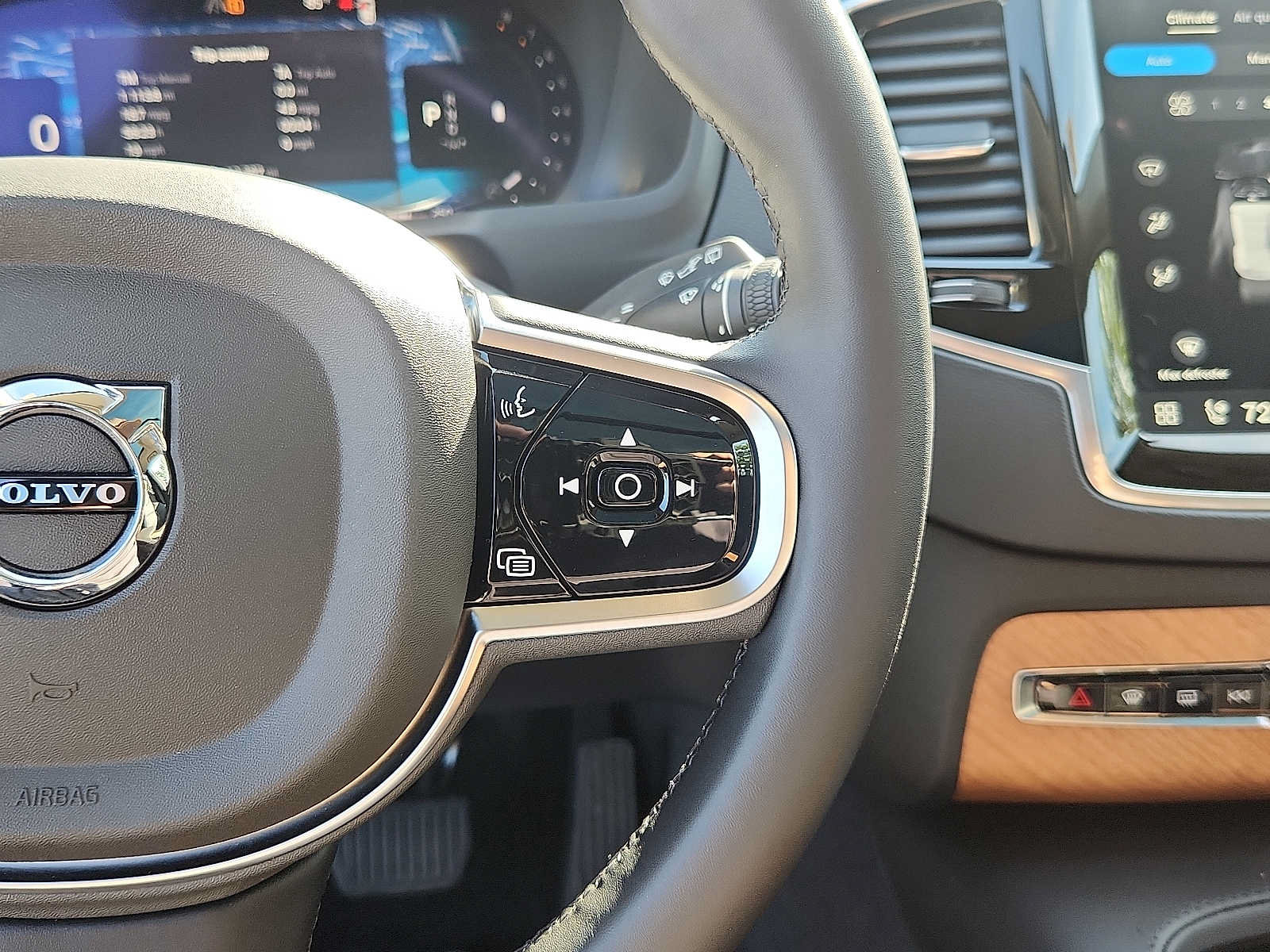 Certified 2024 Volvo XC90 B6 Plus AWD/4WD image 21