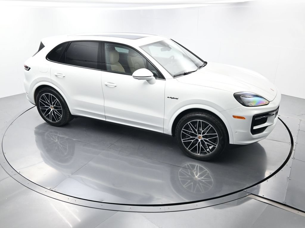 Certified 2025 Porsche Cayenne E-Hybrid w/ Premium Package Plus AWD/4WD image 45