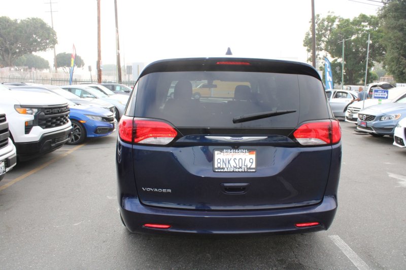 Used 2020 Chrysler Voyager LX image 5