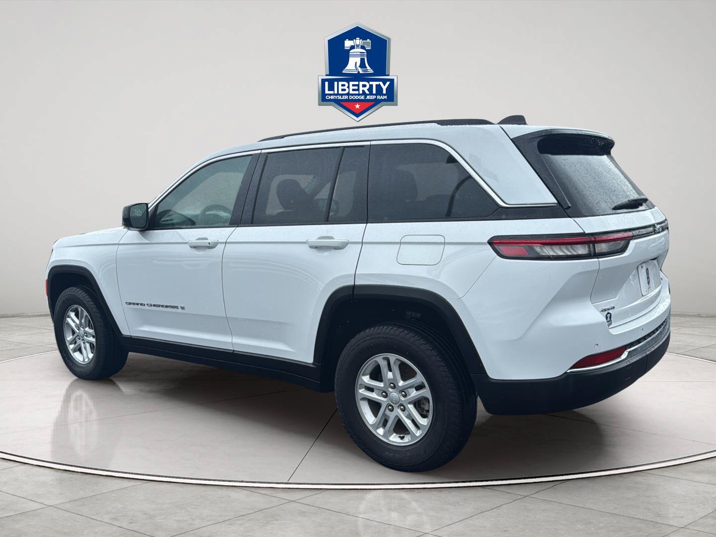Used 2023 Jeep Grand Cherokee Laredo AWD/4WD image 7