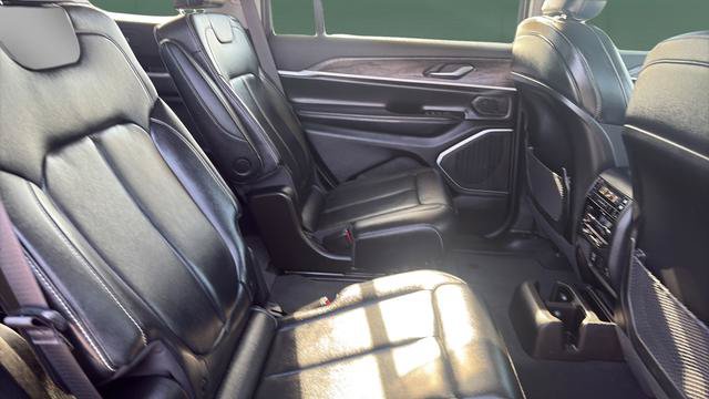 Used 2022 Jeep Grand Cherokee L Limited AWD/4WD image 22