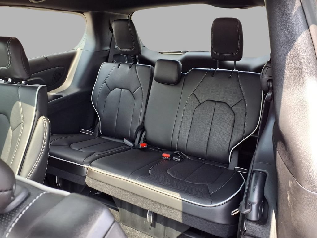 New 2026 Chrysler Pacifica Limited w/ Uconnect Theater Family Group FWD image 22