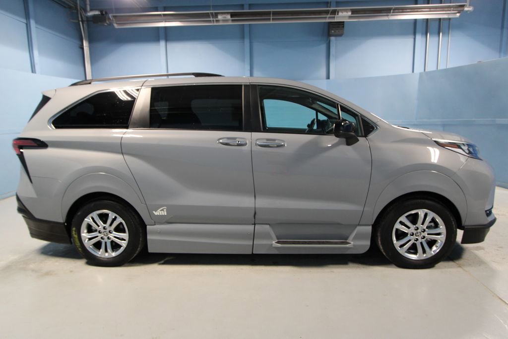 Used 2023 Toyota Sienna XSE image 37