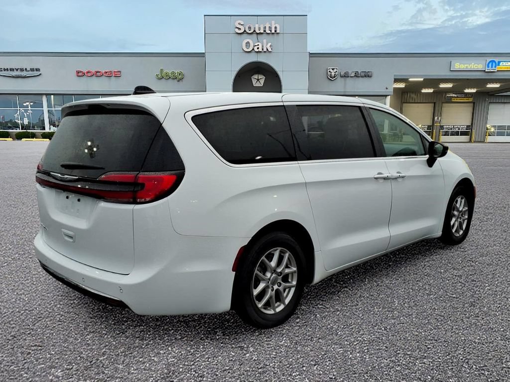 Used 2024 Chrysler Pacifica Touring-L FWD image 3