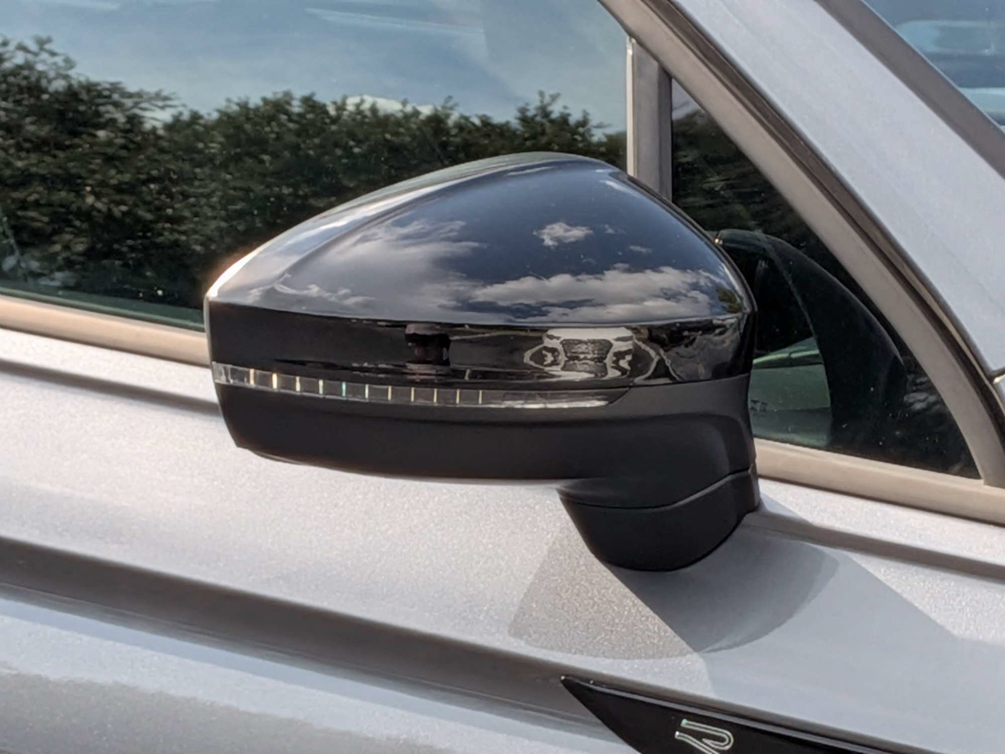 Used 2024 Volkswagen Tiguan SE R-Line FWD image 7