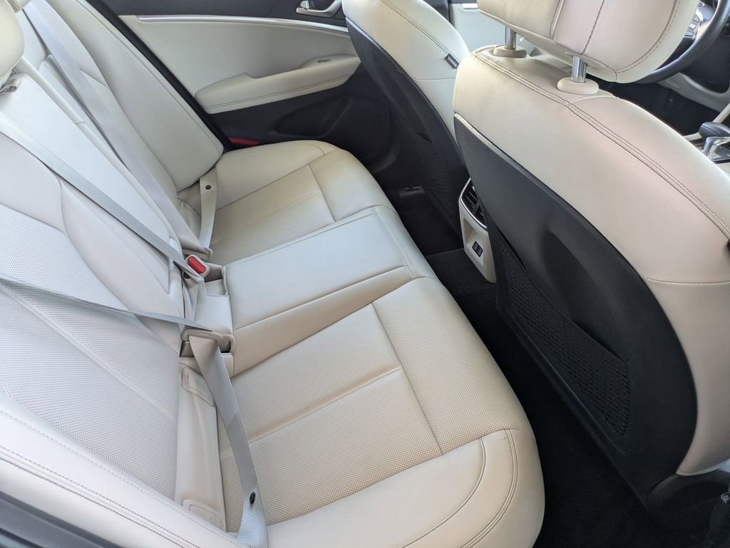 Used 2025 Genesis G70 2.5T RWD image 29