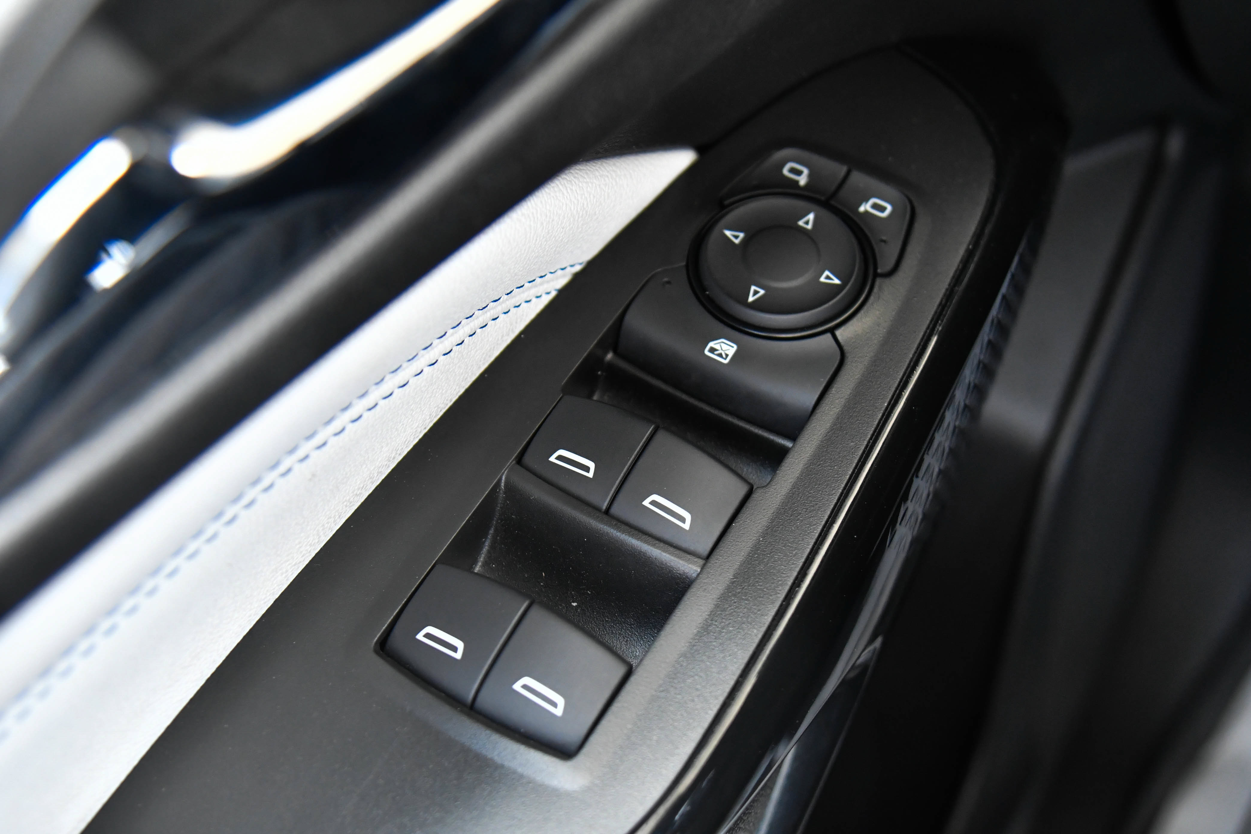 Used 2025 Chevrolet Trax LT FWD image 33