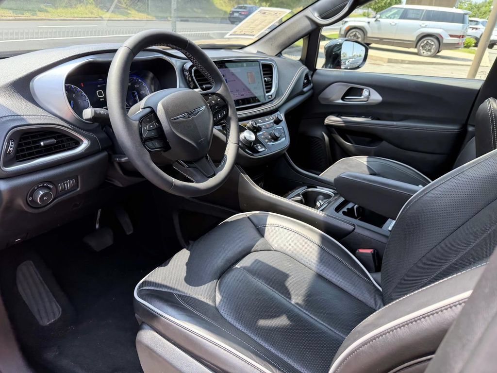 Used 2025 Chrysler Pacifica Limited FWD image 14